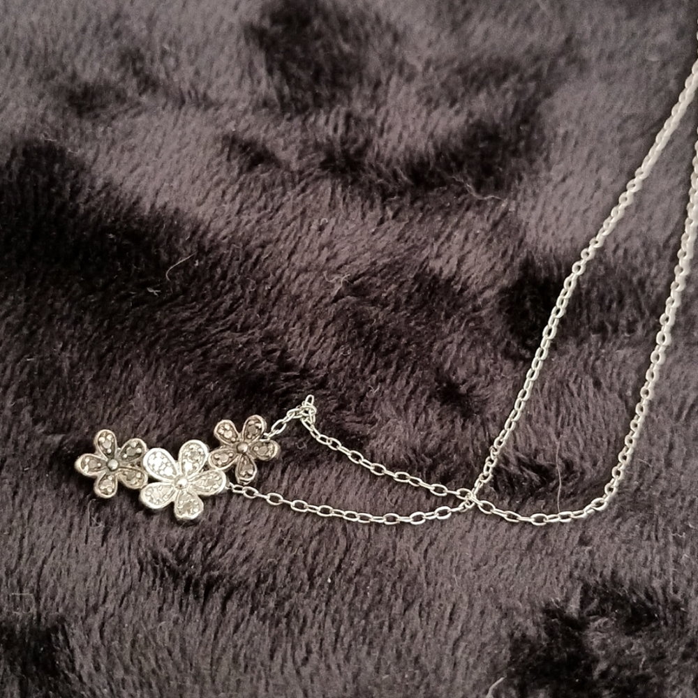 925 Sterling Silver Dainty Floral Necklace 17 inches long